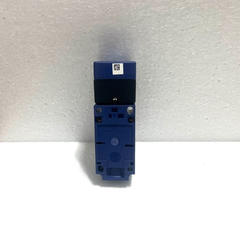 Telemecanique XS8C4A4MPN12 PBT Inductive Proximity Sensor - Picture 8 of 8
