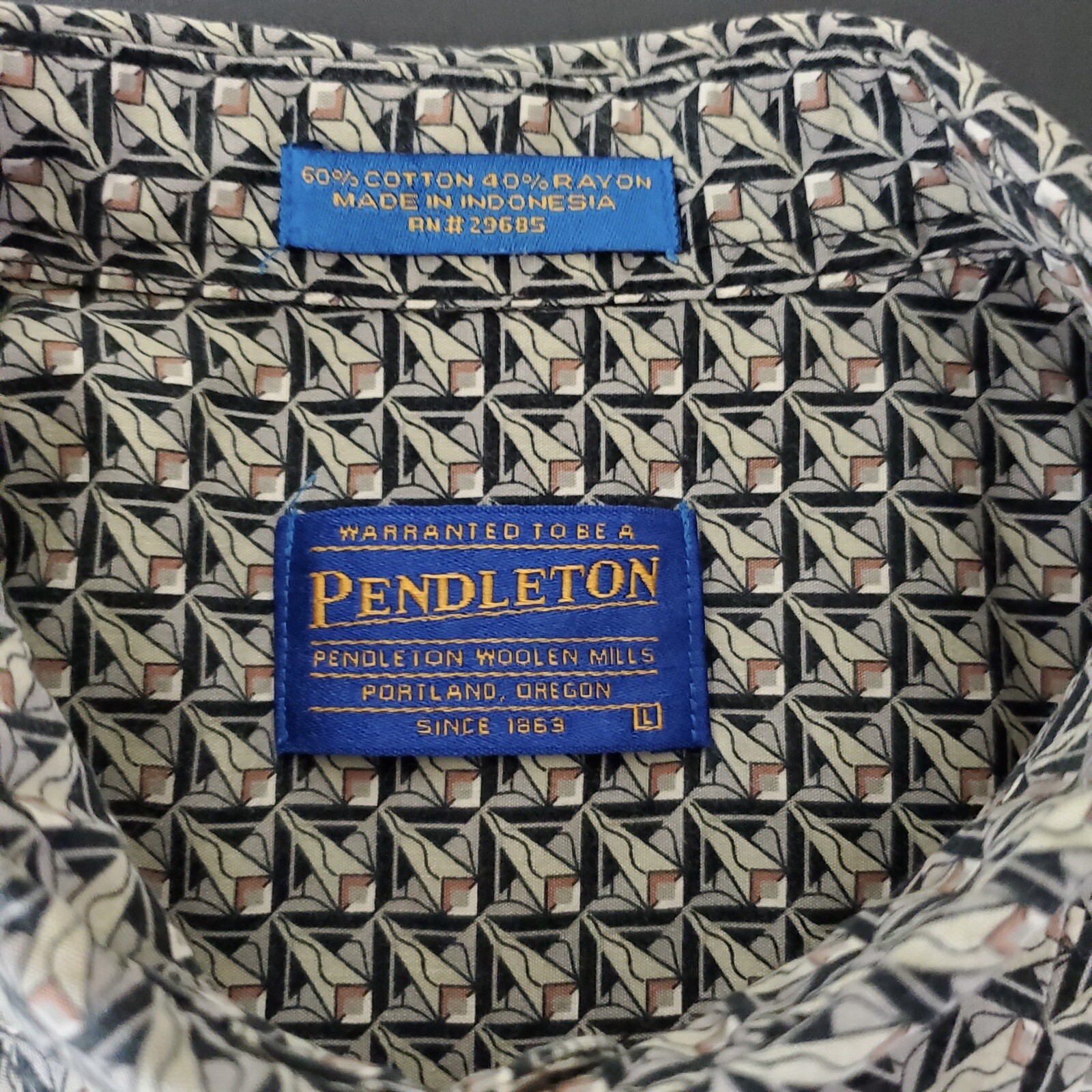Pendleton Men’s Black Brown Geometric Design Butt… - image 12
