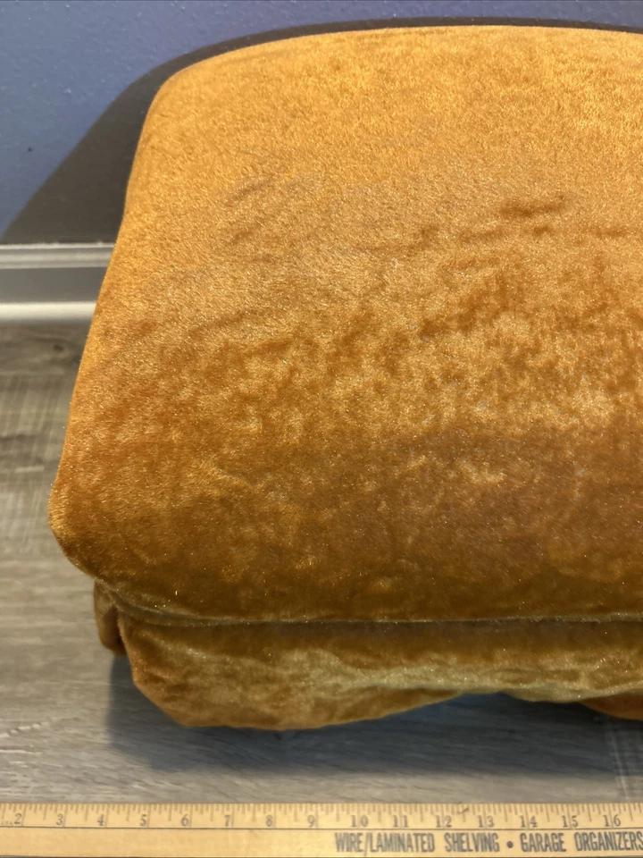 "Reposapiés otomano tapizado de terciopelo triturado naranja MCM nogal 12x16x13,5"" de colección" Foto 2 de 4