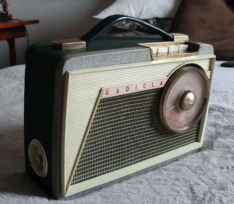 Lot De 2 Radios Anciennes RADIOLA - Années 60/70 - Pour Restauration Ou Pièces