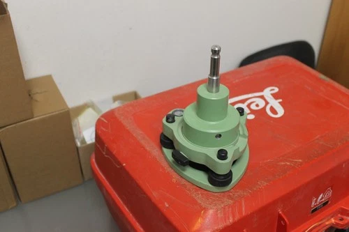 Genuine LEICA GRT144 carrier on GDF321 tribrach