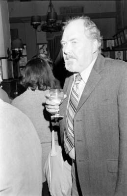 Robert Altman attends an awards ceremony at Sardi's in New Yo- 1977 Old Photo