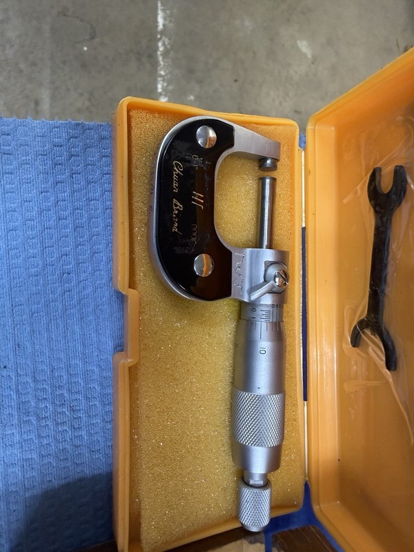 China Brand Outside Micrometer 0-1 in Mechanical 0.01 mm Resolution w/ Case