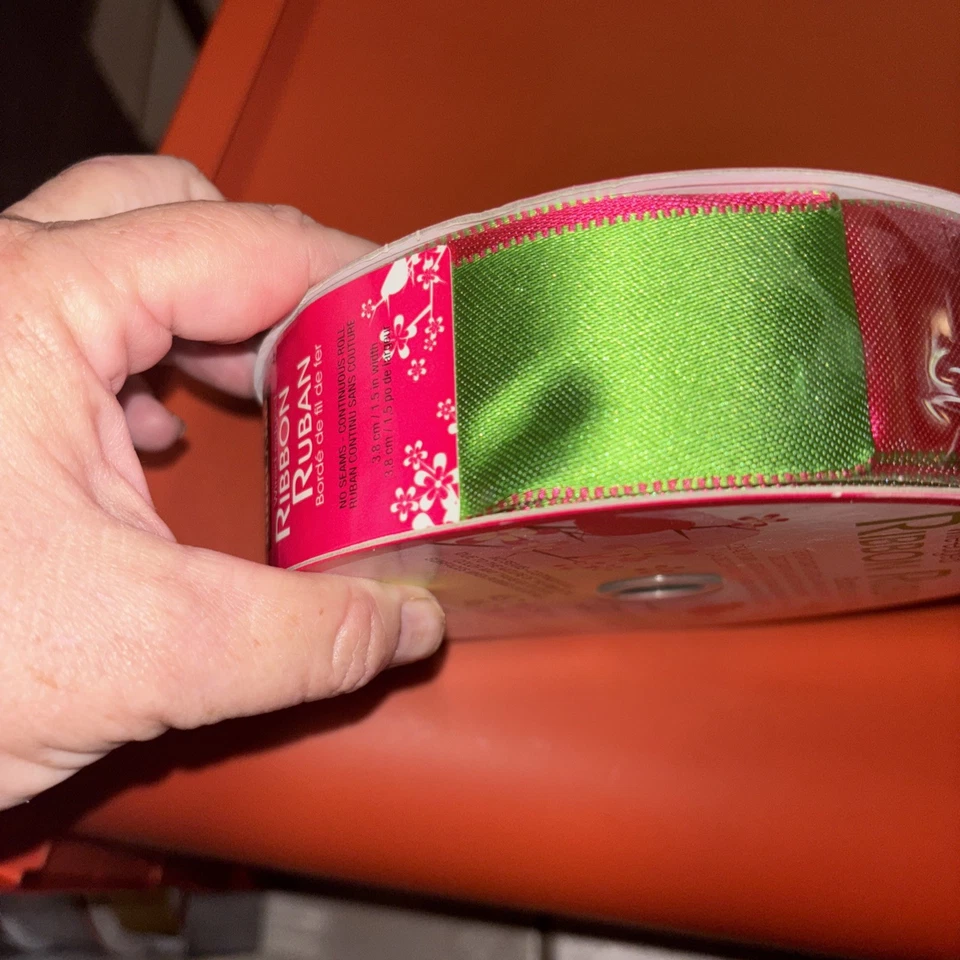 Cinta de Navidad de alambre reversible roja/rosa y verde Kirkland Signature 50 yardas Foto 3 de 4