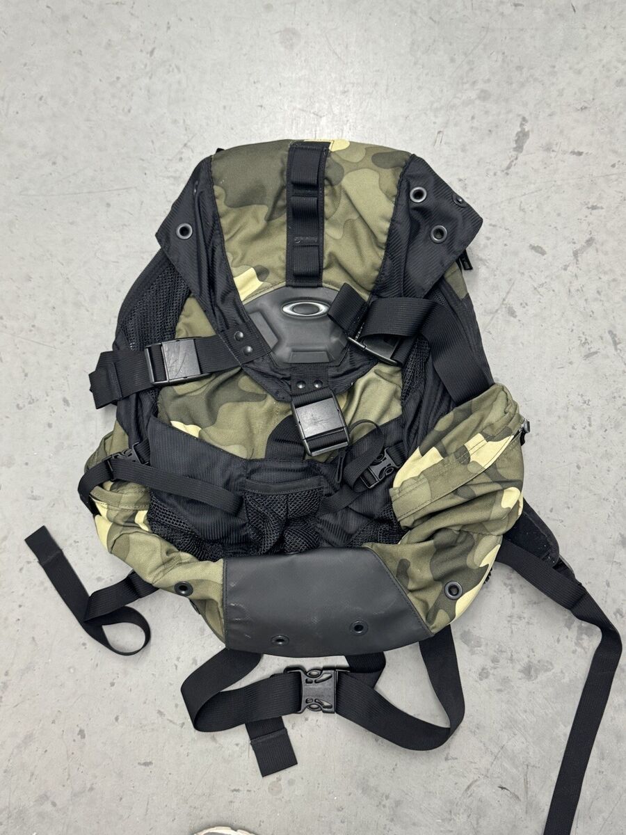 Oakley Icon 2.0 Laptop Backpack Woodland Camo Skull Elite Oakley Icon 2.0 Laptop Backpack Woodland Camo Skull Elite