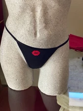 BELLA LIPS THONG - NEW WITHOUT TAGS - MEDIUM