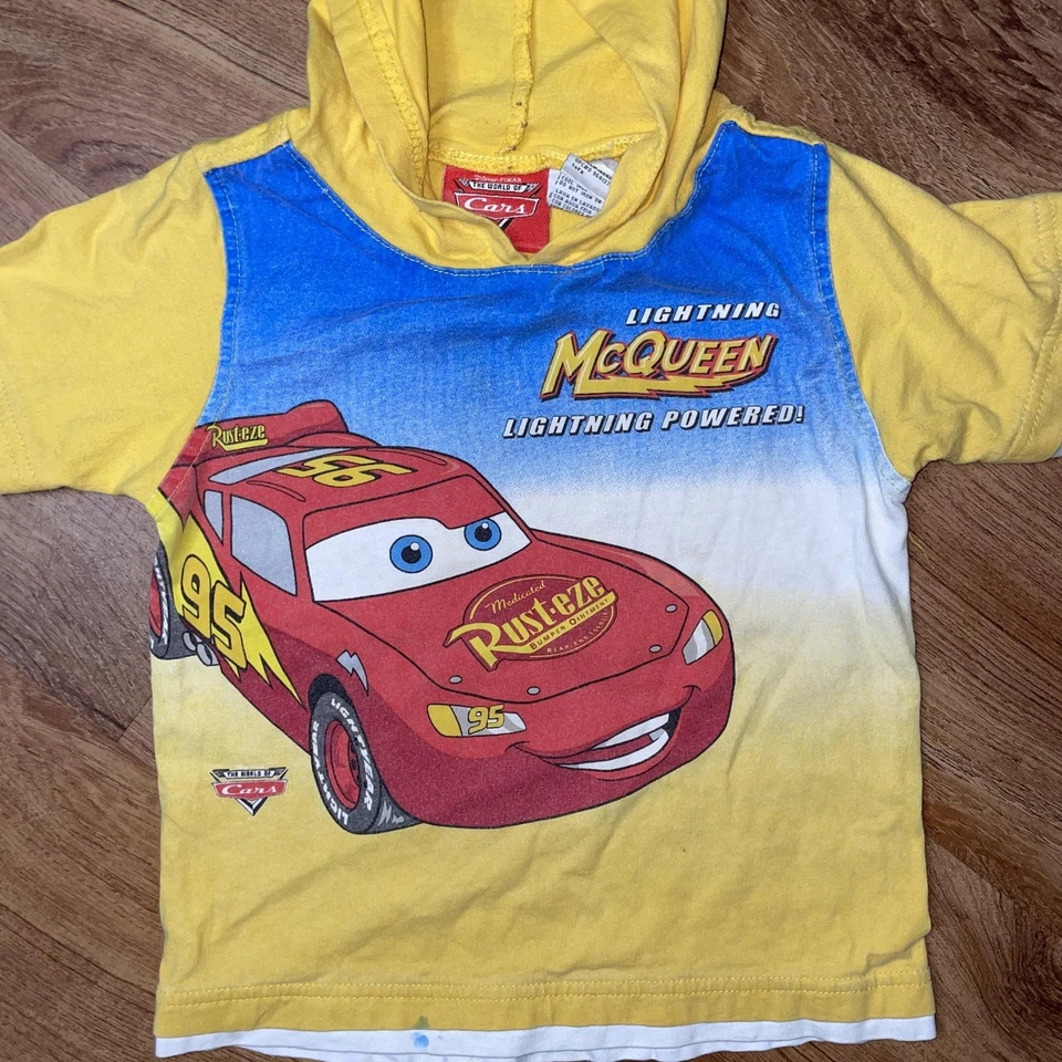 Camisa De Colección Disney Pixar Cars Lightning McQueen Niños 4T Amarillo Azul Con Capucha Foto 2 de 4