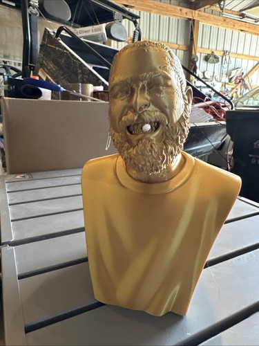 Post Malone Statue  - Bild 3 von 12