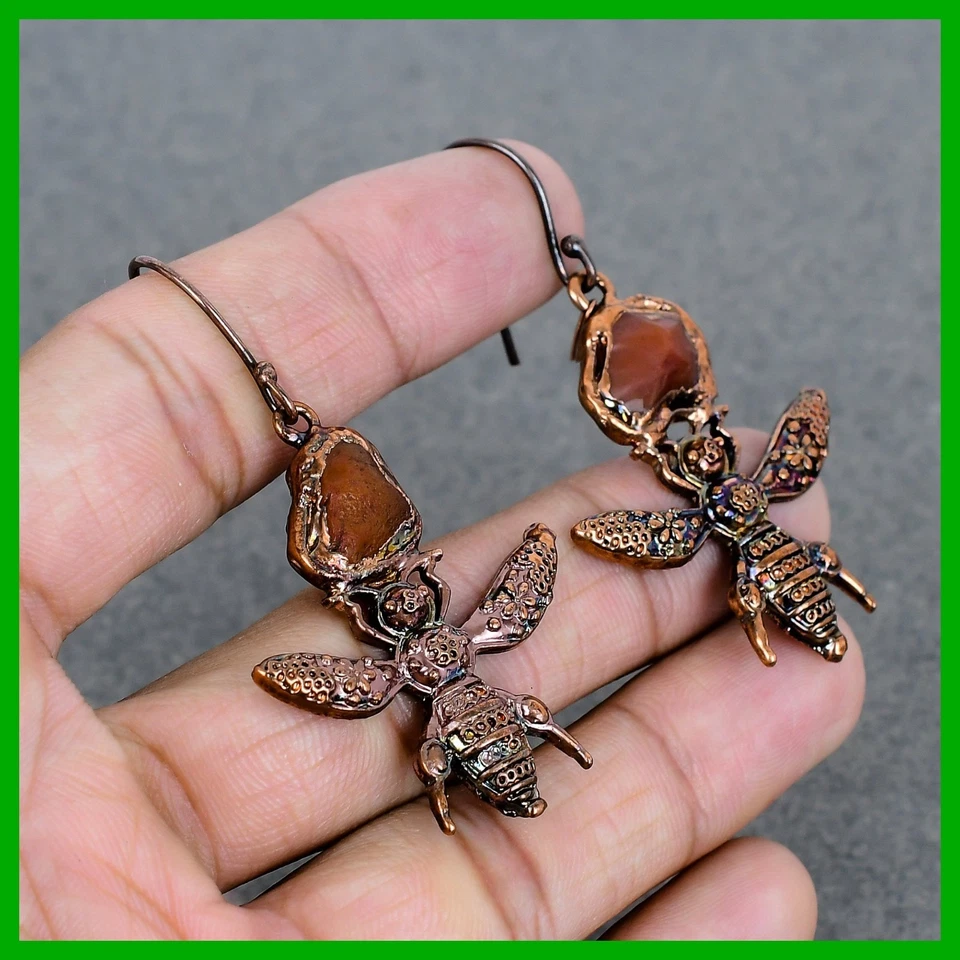 Pendientes de gancho de abeja electroformados y piedras preciosas ásperas de cornalina de cobre Foto 4 de 4