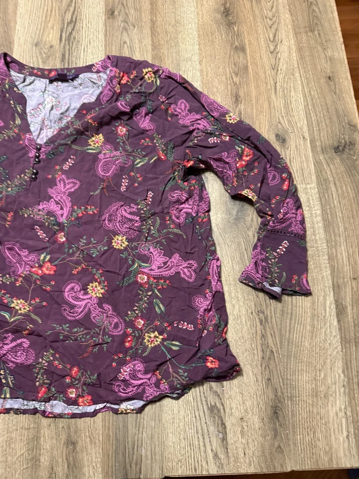 Camisa Gloria Vanderbilt, Mujer Talla Grande 3X, Rosa Púrpura, Floral Paisley Cuello en V Foto 4 de 4