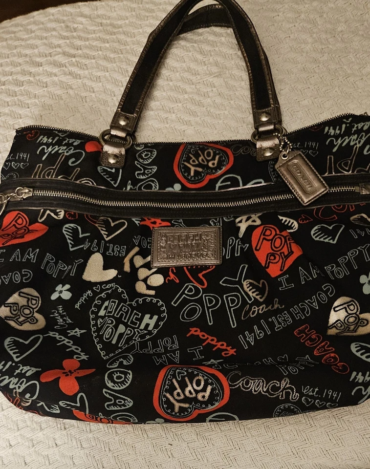 Bolso de Hombro Coach Poppy Graffiti Hearts Negro Rojo Plata Edición Limitada Foto 4 de 4