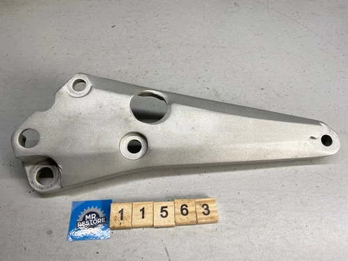 BRACKET, MUFFLER RH