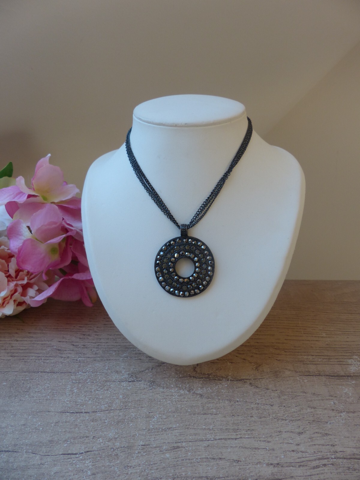 Collier femme pendentif cercle : l'éclat idéal pour vos tenues de soirée