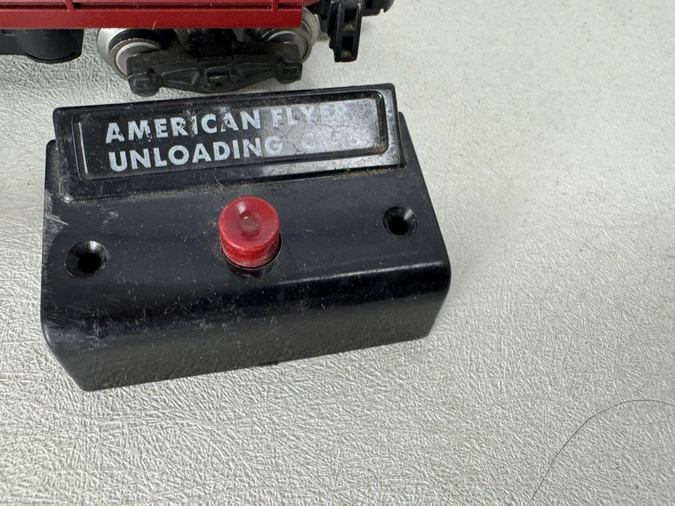 American Flyer 919 CB & Q Side Dump Coal Car with Control Button & Track Trip - Image 4 of 4