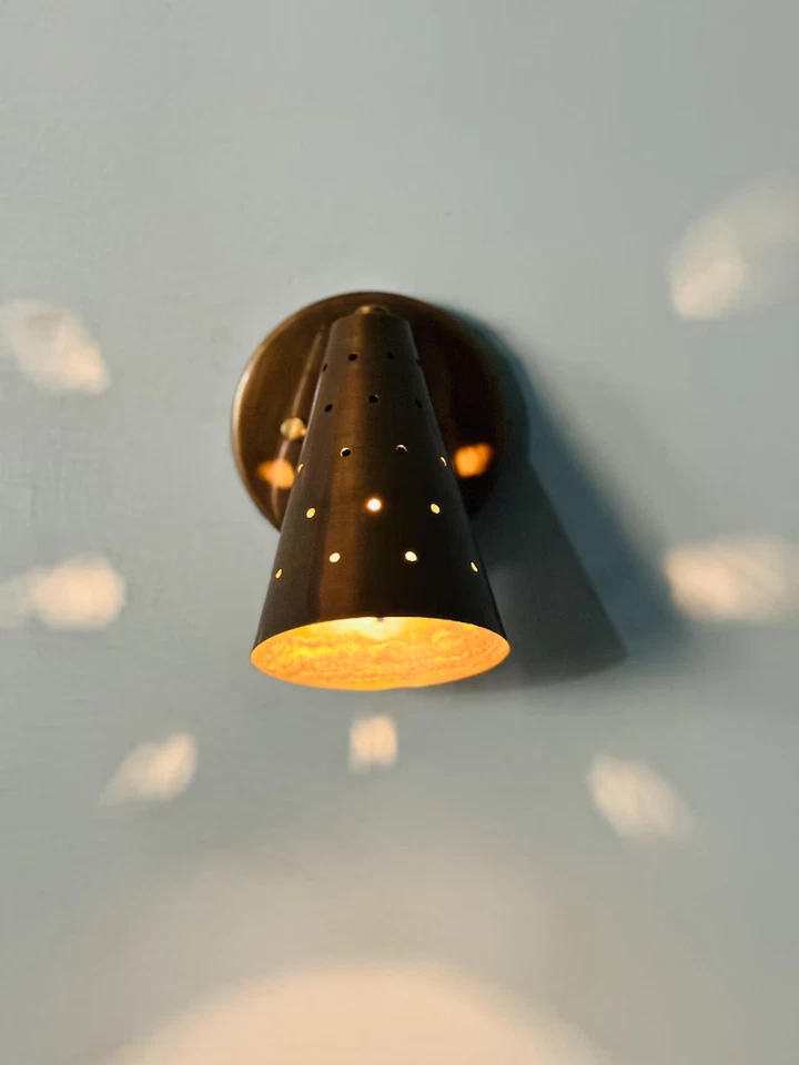 Aplique de pared de latón moderno de mediados de siglo - Lámpara de cono vintage regalo de Navidad Foto 3 de 4