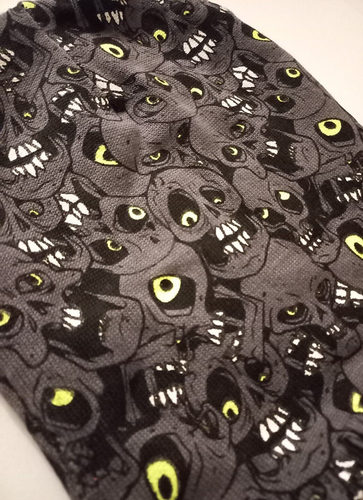 BONNET EN ACRYLIQUE COLORIS GRIS ET JAUNE FLUO IMPRIMÉ CRÂNES SKULLS MONSTERS - Picture 2 of 4
