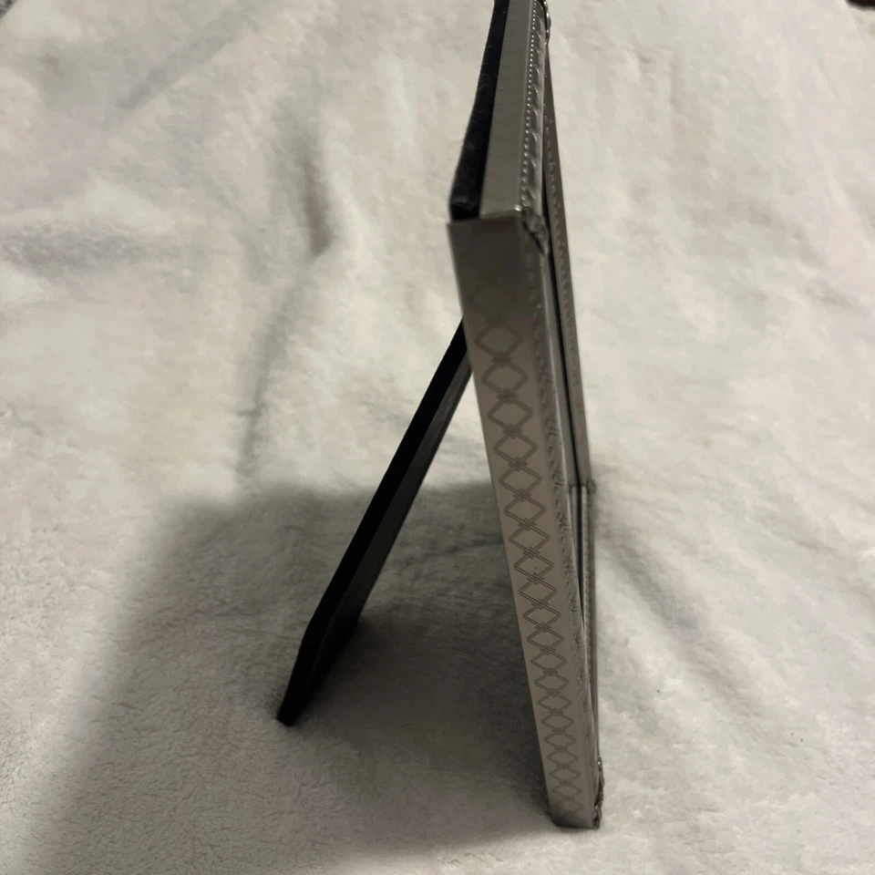 Marco de fotos de metal Malden diseño de cruz entrecruzada de 4"x 6" y caballete de cuentas plateadas bonito Foto 3 de 4