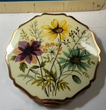 VINTAGE STRATTON ENGLAND COMPACT GOLD TONE FLOWERS W53