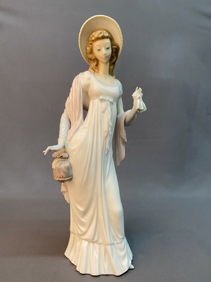 Lladro DAINTY LADY #4934 Glossy 14