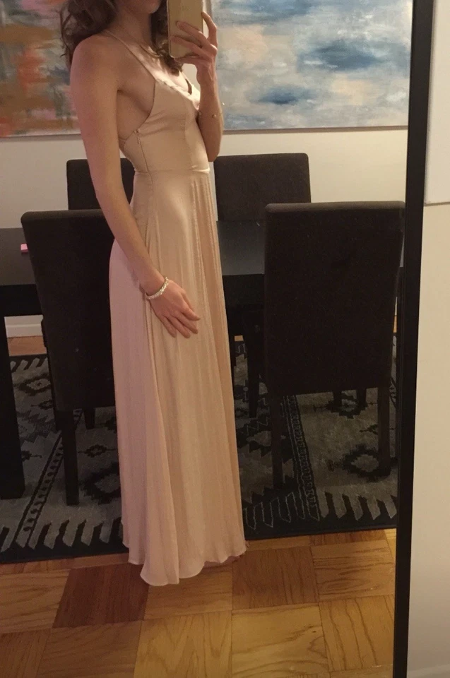 Vestido de satén beige sofisticado elegante con tiras en la espalda talla XS Urban Outfitters Foto 2 de 4