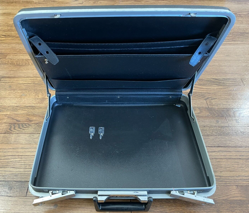 Black Samsonite Briefcase Vintage Hard Shell Case Locking + 2 Keys 18x13x3.25” - Picture 8 of 9
