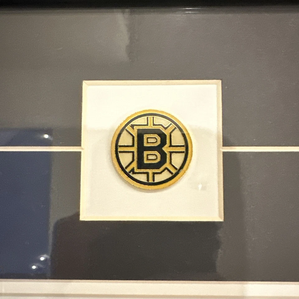 Foto de camiseta negra y dorada firmada por Tyler Seguin Boston Bruins enmarcada Foto 3 de 4