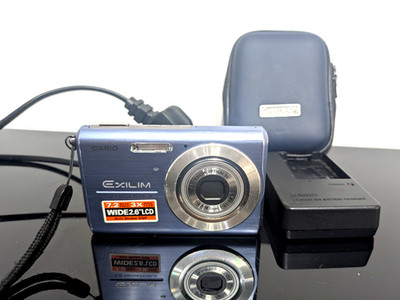 Casio Exilim EX Z75 Digital Camera 7.2 MP Blue Fully Working Charger Case Bundle