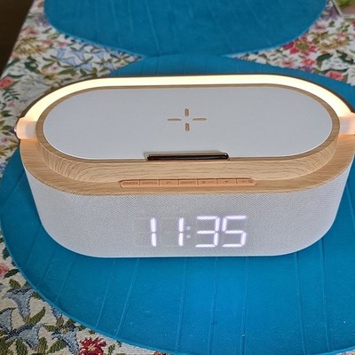 Mini-Lautsprecher Bluetooth mit Qi Wireless Charger, LED-Lampe & Digitaluhr