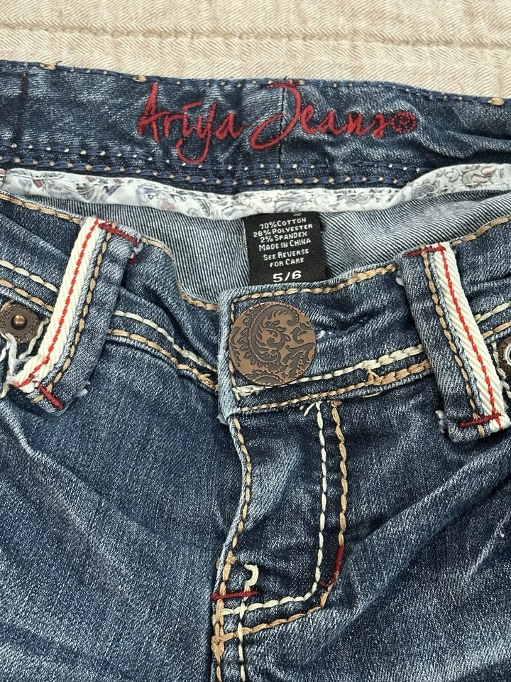 Pantalones de mezclilla Ariya lavado oscuro detalle bordado talla 5/6 RN129986 desgastados elásticos Y2K Foto 3 de 4