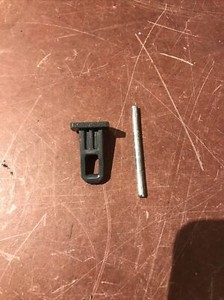 Logik LCD8W18 Kondenstrockner Teil - Türriegel und Ortungsstift