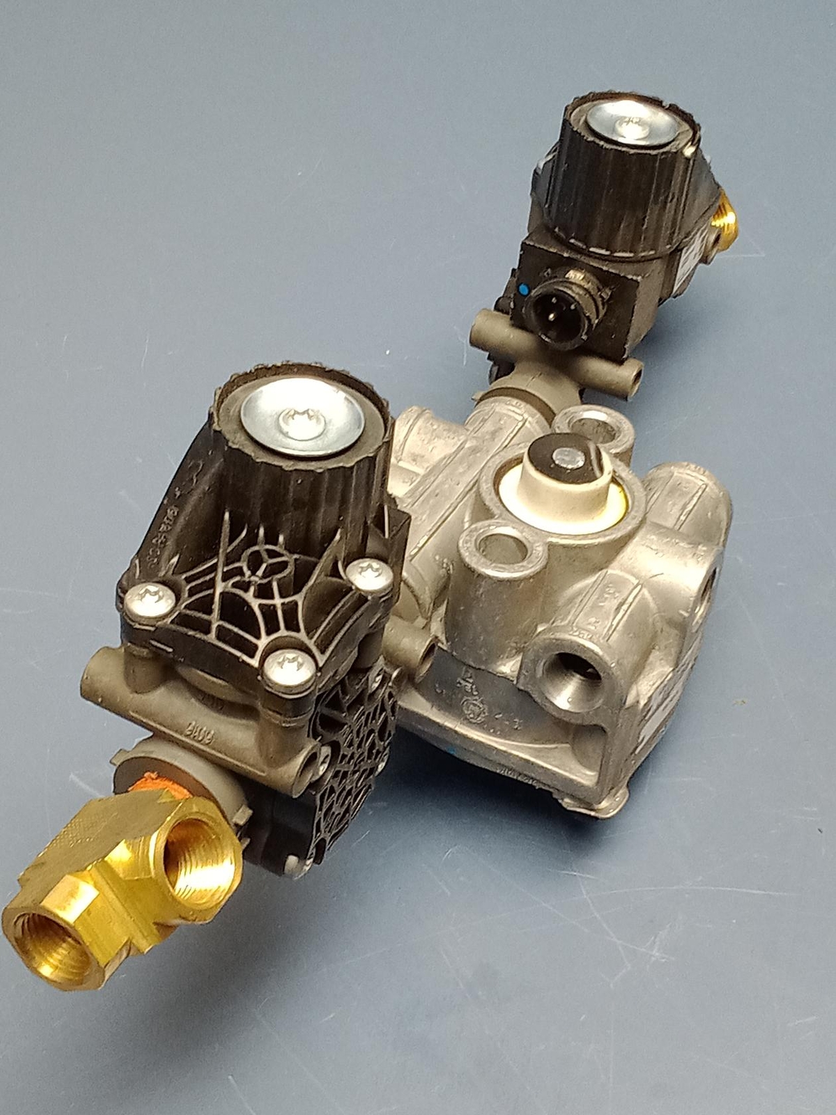 Bendix K109815/K105765 ATR-6 Brake Traction Relay Valve w/2 Bendix 