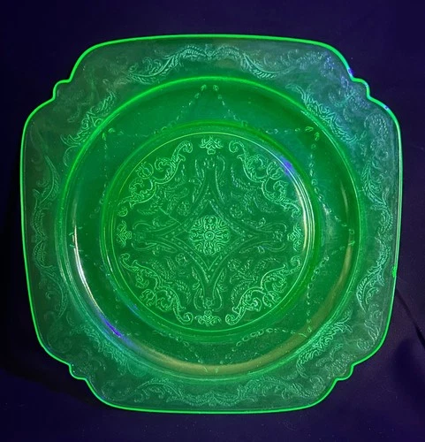 9"  FEDERAL GLASS Madrid Green Vaseline Uranium Luncheon Plate