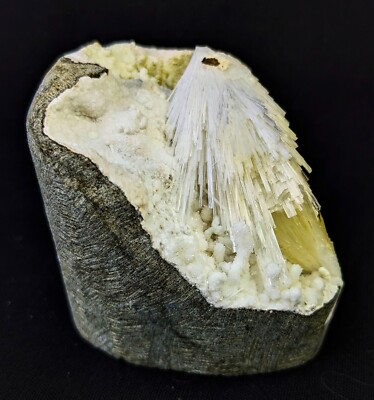 Scolecite Spery mit Korallenchalcedon in offener Geodenformation Mineral