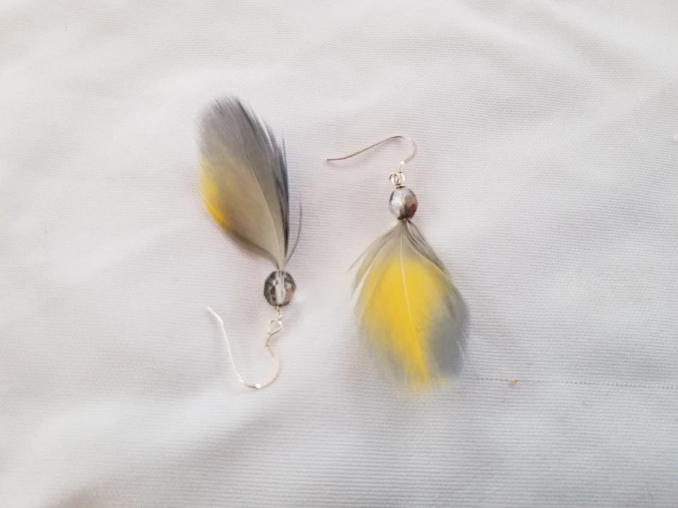 Joyería artesanal Pendientes colgantes plumas azules y amarillas con cuentas de cristal boho Foto 4 de 4