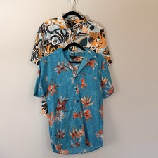 2 Volcom Modern Fit Tropical and Floral Print Short Sleeve Button Up Shirt Large