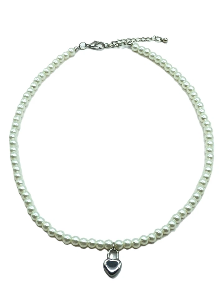 Elegante Collar de Perlas Blancas con Dije de Corazón | Acero Inoxidable Quirúrgico Grado 316L Foto 2 de 4