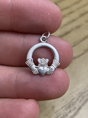 Claddagh gekröntes Herz handsigniert SD Solvar Sterling Silber 925 Irland Charm