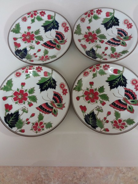 Juego de 4 platos de colores brillantes de 7" World Market con flores y mariposas