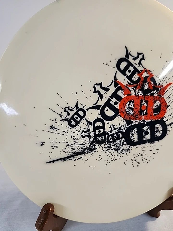 DYNAMIC DISCS DYEMAX FUGITIVE 180g MID-RANGE DISC GOLF DISC  - Image 3 of 4