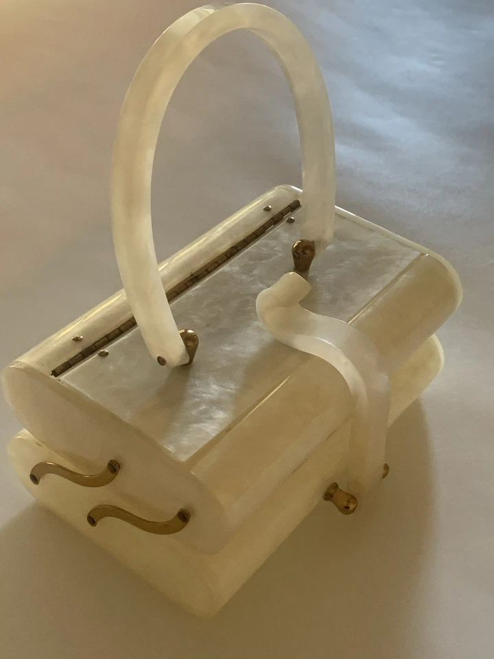 VINTAGE PEARLIZED WHITE LUCITE PURSE CASE WITH MIRROR - Image 2 of 4
