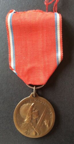 France -Très Jolie Médaille de Verdun 1916 - type II - Vernier WWI  (bronze) (2) - Photo 1/2
