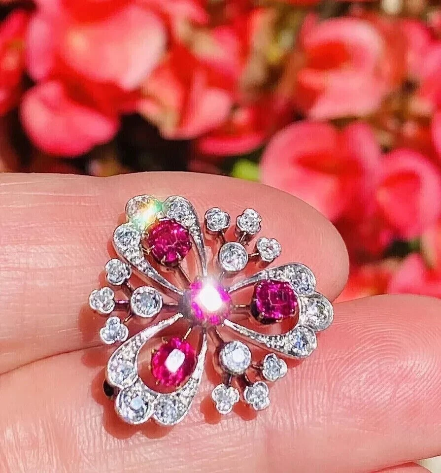 Precioso broche prendedor corte redondo simulado rosa rubí para mujer enchapado en oro blanco de 14K Foto 2 de 4