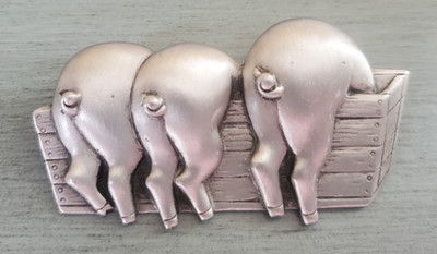 VTG JONETTE JEWELRY SIGNED JJ PEWTER THREE PIGS AT THE TROUGH BROOCH PIN