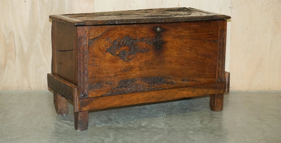 ANTIQUE 18TH CENTURY SIX PLANK HEAVILY BURRED CHESTNUT WOOD TRUNK CHEST - Image 2 of 4
