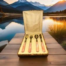 CUBIERTOS PARA SERVIR POSTRES ESTILO ART DECO EN CAJA MELOCOTÓN LUCITE Y LATÓN
