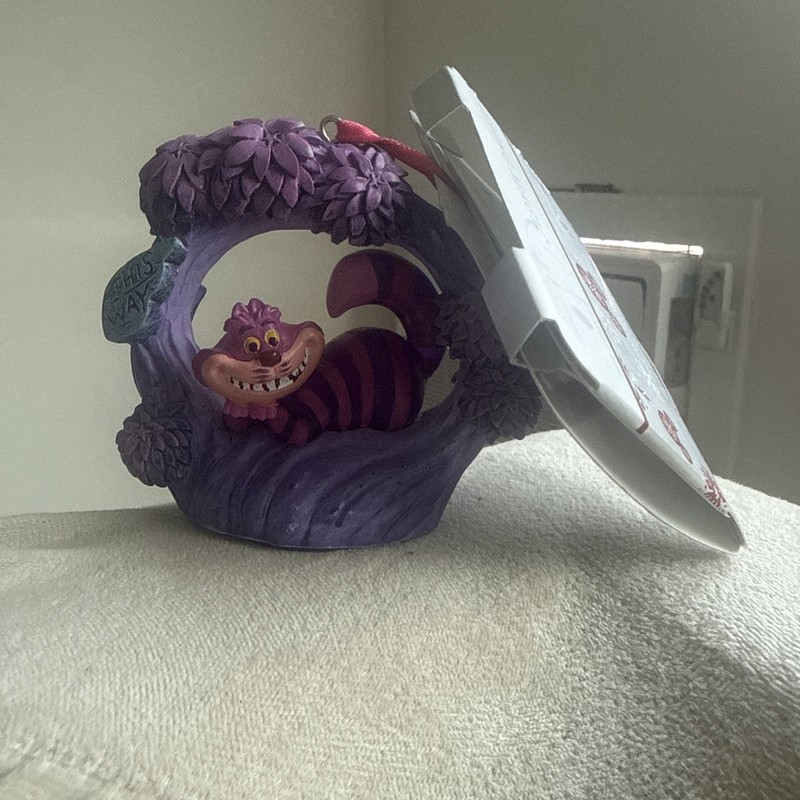 Disney’s Alice In Wonderland Cheshire Cat Light-Up Sketchbook Ornament Tested