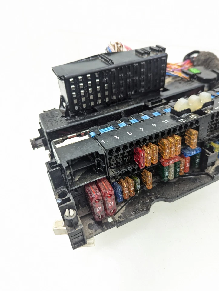2001-2006 BMW 325Ci Cabin Fuse Relay Junction Box 69132101 OEM - Image 4 of 4