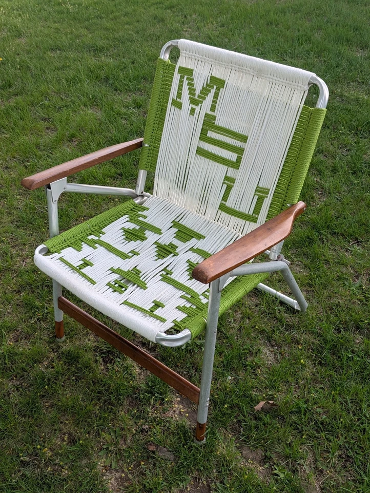 SILLA DE CÉSPED PLEGABLE DE ALUMINIO TEJIDO MACRAMÉ DE COLECCIÓN MSU UNIVERSIDAD ESTATAL DE MICHIGAN  Foto 3 de 4