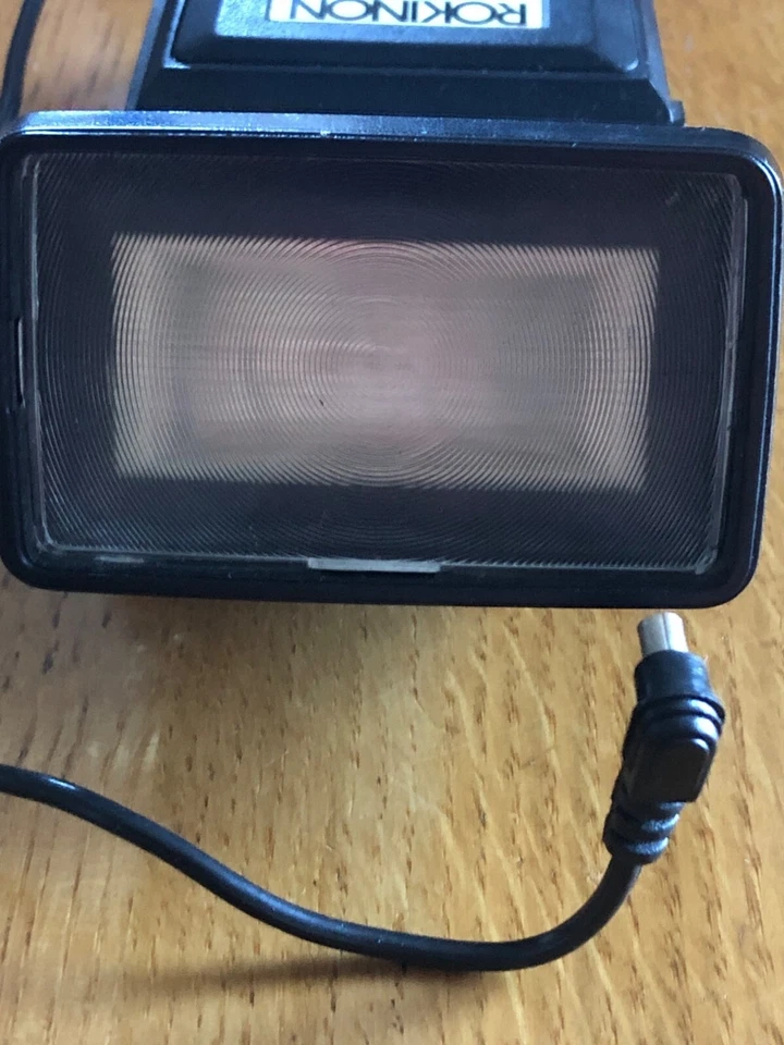 Unidad de flash computarizada Rokinon con zoom ajustable para cámaras Foto 2 de 2