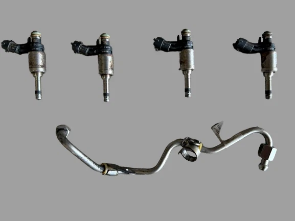 Land Rover LR2 13-15 OEM 2.0L Bosch Fuel Rail Assembly W/Sensor W/Injectors Foto 2 de 3